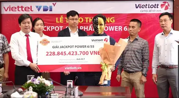 Vietlott trao Jackpot hơn 228 tỷ đồng cho khách hàng TP.HCM