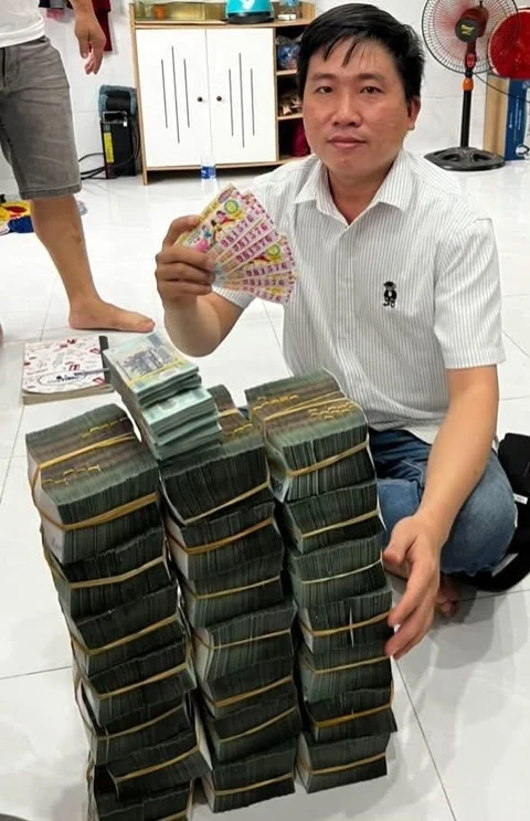 Mua vé số ủng hộ người bán dạo, người đàn ông bất ngờ trúng 12 tỷ